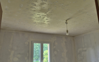 Grosse rénovation d'un plafond sur la commune de biganos : grattage + impression glycero +ratissage a l'enduit en 2 passe+ponçage +impression +révision +2 couches de finition mat