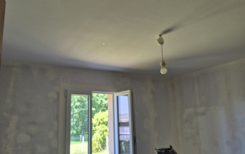 Grosse rénovation d'un plafond sur la commune de biganos : grattage + impression glycero +ratissage a l'enduit en 2 passe+ponçage +impression +révision +2 couches de finition mat